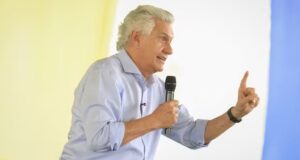 Caiado avaliou que o PT teria interesse em manter Flávio competitivo para enfrentá-lo no segundo turno
