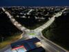 Prefeitura de Aparecida amplia iluminação pública e conclui 70% das novas obras previstas para 2026 Avenida C-7, no Goiânia Park Sul, recebeu novos postes e luminárias de LED em Aparecida de Goiânia