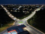 Prefeitura de Aparecida amplia iluminação pública e conclui 70% das novas obras previstas para 2026 Avenida C-7, no Goiânia Park Sul, recebeu novos postes e luminárias de LED em Aparecida de Goiânia