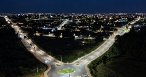 Avenida C-7, no Goiânia Park Sul, recebeu novos postes e luminárias de LED em Aparecida de Goiânia