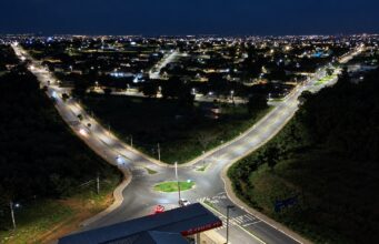 Avenida C-7, no Goiânia Park Sul, recebeu novos postes e luminárias de LED em Aparecida de Goiânia